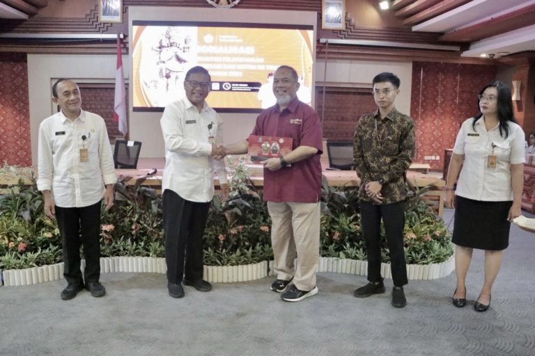 Sekda Kota Denpasar, IB. Alit Wiradana saat membuka kegiatan Sosialisasi Pelaksanaan Reformasi Birokrasi Tahun 2024, Rabu (15/5) bertempat di Ruang Sewaka Mahottama, Gedung Sewaka Dharma Lumintang.