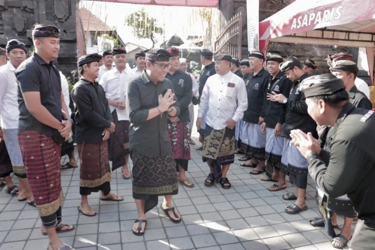 Wakil Walikota Denpasar, I Kadek Agus Arya Wibawa, saat membuka Lomba Mekendang Berpasangan dan Tari Topeng Keras bertempat di Balai Banjar Jaba Pura, Desa Padangsambian Kelod, Kecamatan Denpasar Barat, Minggu (19/5).