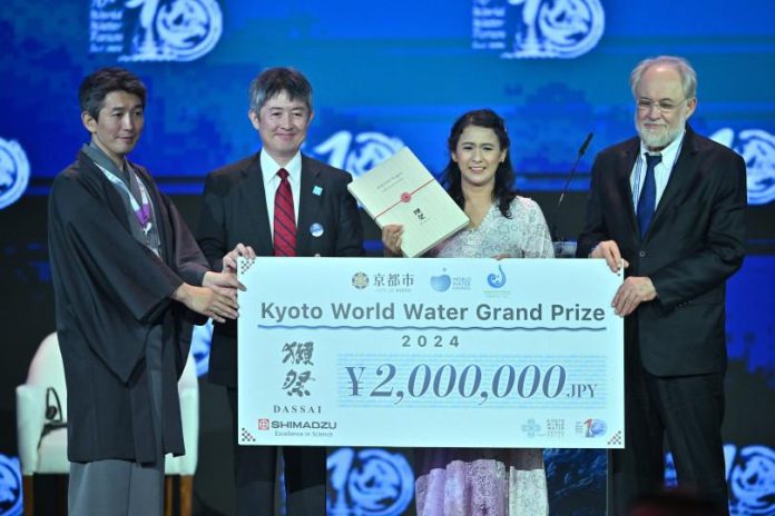 Iffah Rachmi (kedua kanan) penerima hadiah utama Kyoto World Water Grand Prize 2024 saat upacara penutupan World Water Forum ke-10 2024 di Nusa Dua, Badung, Bali, Jumat 24 Mei 2024.