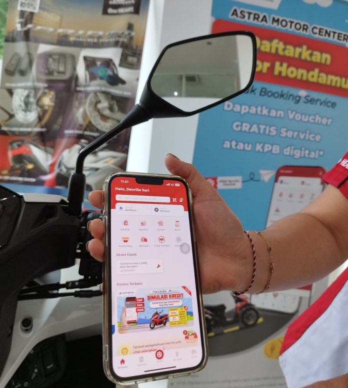 Ilustrasi saat sales Astra Motor Bali menunjukkan aplikasi Motorku X 