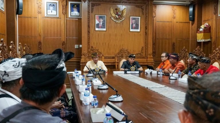 Wabup Ketut Suiasa Terima Jajaran Pengurus Perumahan Raya Kampial