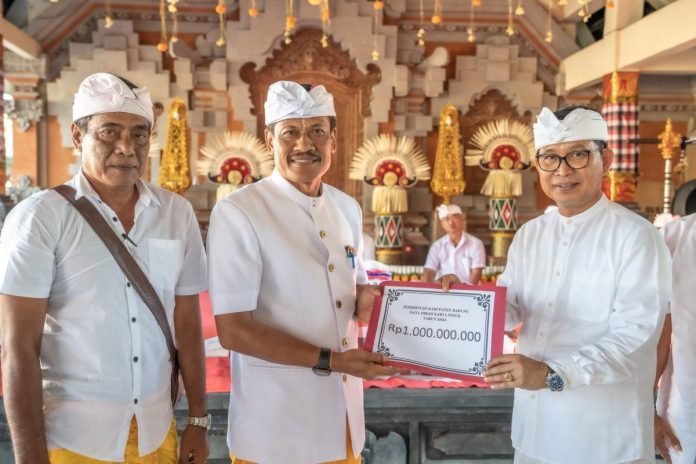 Sekda Wayan Adi Arnawa saat menghadiri Karya Agung Mamungkah, Ngenteg Linggih, di Pura Kahyangan Tiga dan Pura Merajapati Desa adat Umahanyar, Mambal Kecamatan Abiansemal, Selasa (7/5).