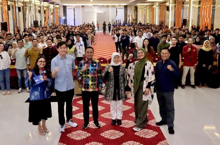 Kepala Dinas Penanaman Modal dan Pelayanan Terpadu Satu Pintu (DPMPTSP) Kota Kendari Maman Firman Syah (ketiga kiri), Juri 15th SATU Indonesia Awards 2024 Ir. Tri Mumpuni (ketiga kanan) di Kota Kendari pada 18 Mei 2024.