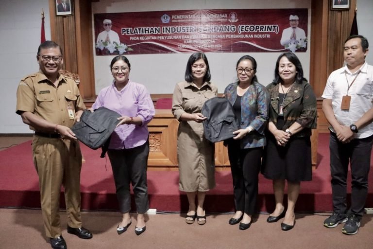 Ketua Dekranasda Denpasar Membuka Pelatihan Industri Sandang 'Ecoprint'