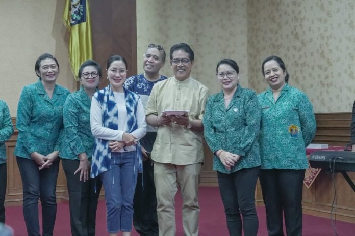 Ketua TP. PKK Kabupaten Badung Nyonya Seniasih Giri Prasta saat menerima kunjungan istri Pj. Gubernur Bali Nyonya Ida Setiawati Mahendra Jaya di Ruang Kertha Gosana Puspem Badung, Rabu 1 Mei 2024.