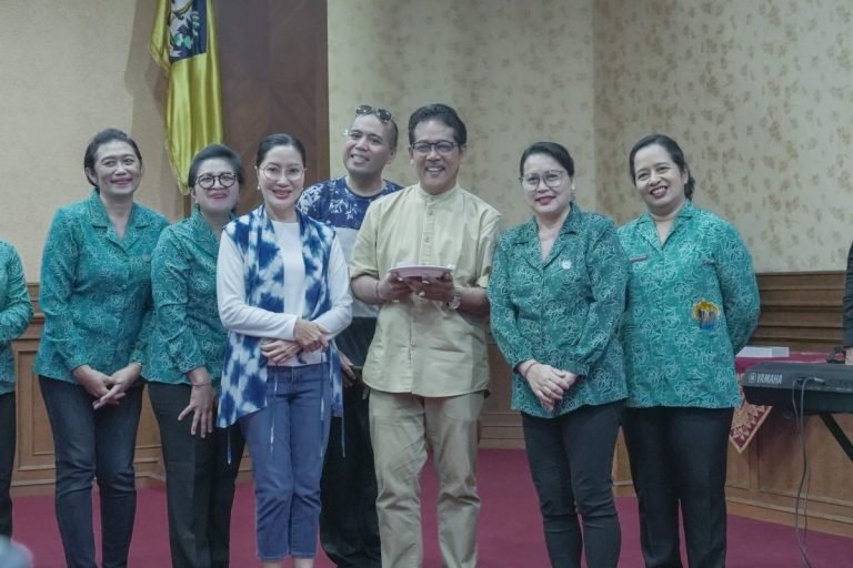 Ketua TP. PKK Kabupaten Badung Nyonya Seniasih Giri Prasta saat menerima kunjungan istri Pj. Gubernur Bali Nyonya Ida Setiawati Mahendra Jaya di Ruang Kertha Gosana Puspem Badung, Rabu 1 Mei 2024.