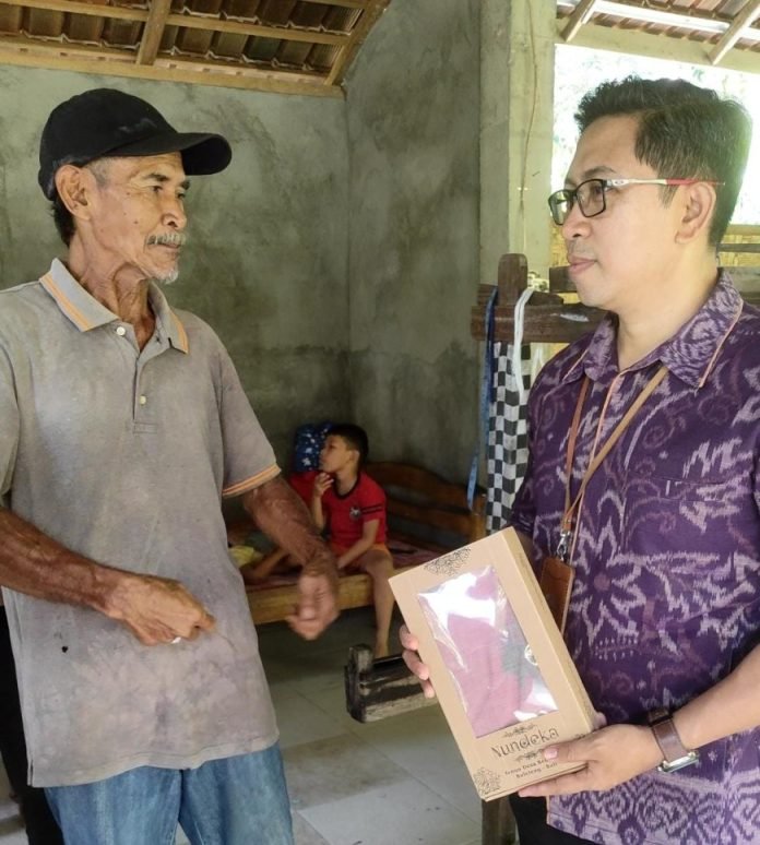 Ketut Kanta (67), pendiri kelompok usaha kain tenun Bengkala bersama Kadis Kominfosanti Buleleng
