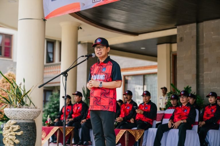 Sekda Adi Arnawa Lepas Kontingen Badung untuk PORJAR Provinsi Bali 2024