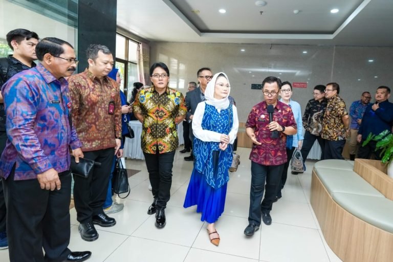Bupati Badung I Nyoman Giri Prasta mendampingi kunjungan kerja DPR RI Komisi IX ke Rumah Sakit Daerah Mangusada Kabupaten Badung, Sabtu (11/5).