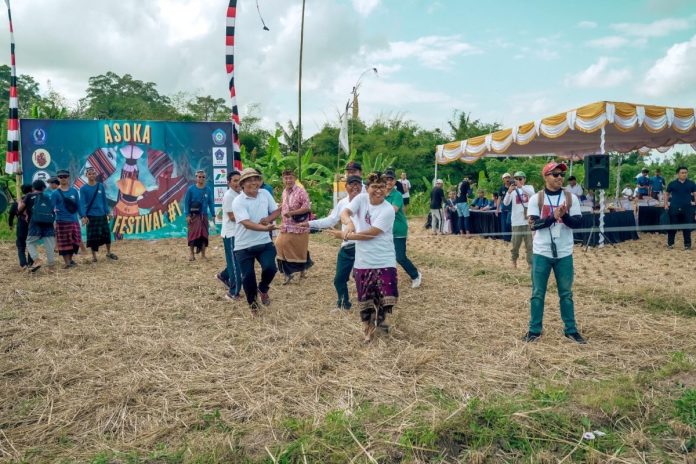 Sekda Badung I Wayan Adi Arnawa membuka lomba layang-layang Asoka Kite Team di persawahan Subak Tungkub Munduk Tengah, Desa Mengwi, Minggu (19/5).