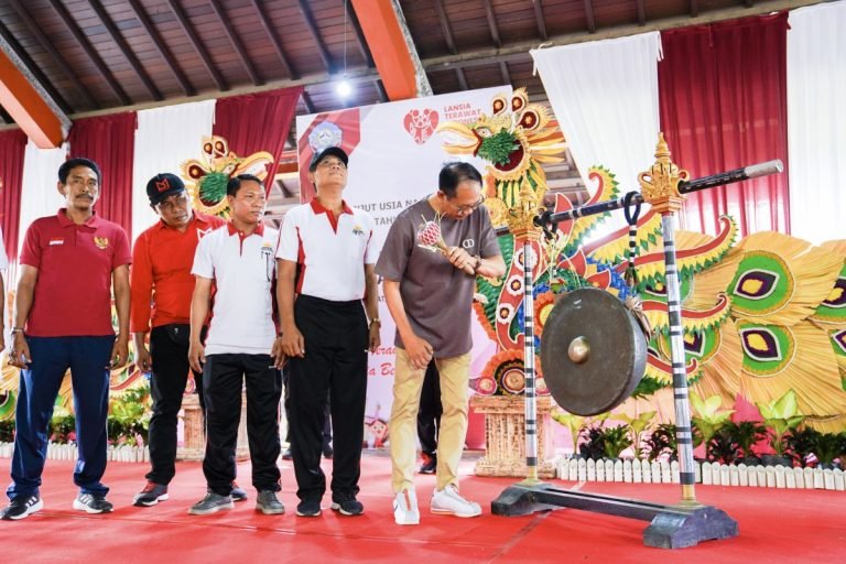 Wabup Ketut Suiasa Buka Lomba Mars Lansia Antar Banjar se-Desa Mengwi