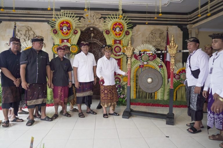 Sekda Adi Arnawa membuka lomba Tari Condong dan Gender Wayang berpasangan se-Bali di Banjar Batulumbung di Balai Banjar Batulumbung Gulingan Mengwi, Sabtu (18/5).