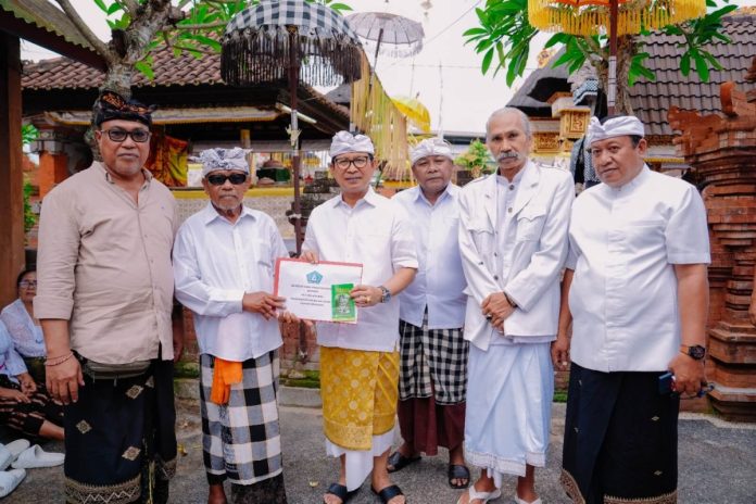 Sekda Badung l Wayan Adi Arnawa menghadiri Karya Pemelaspasan Pura dan Merajan Paibon Ageng Karang Buncing, Banjar Sigaran, Desa Mekar Bhuana, Kecamatan Abiansemal, Sabtu (25/5).