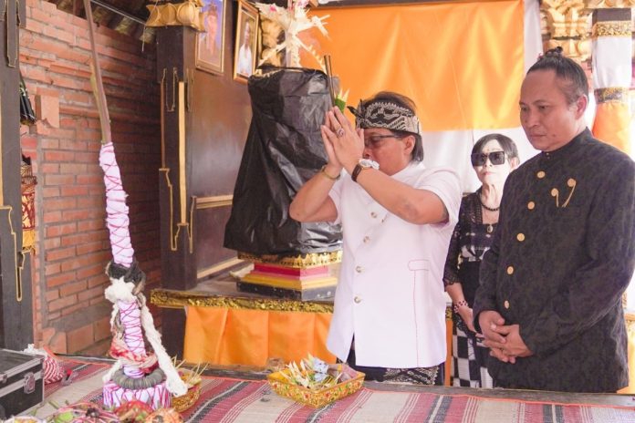 Bupati Badung Nyoman Giri Prasta menghadiri Upacara Atma Wedana memukur Ibunda Ida Pandita Mpu Nabe Siwa Putra Dharma Daksa di Griya Agung Linggaacala Br. Calo Desa Pupuan, Tegallalang, Gianyar, Selasa (7/5).