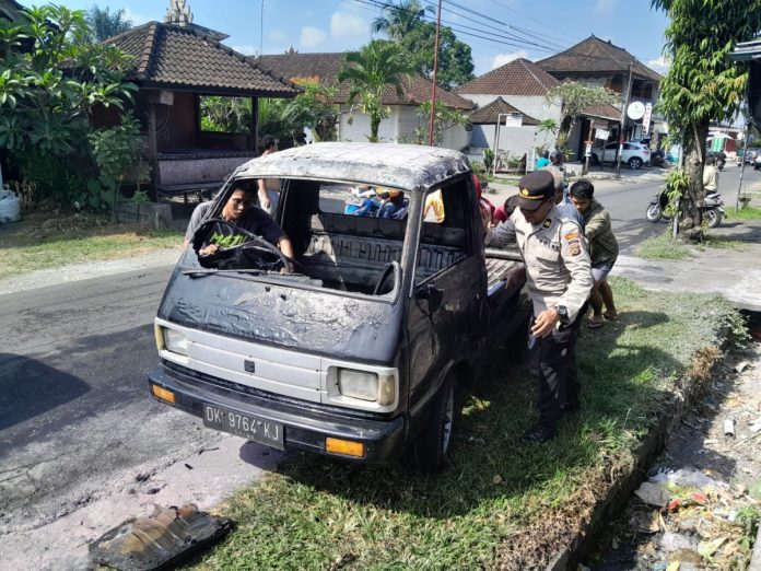 Mobil Pick Up nopol DK 9764 KJ milik Wayan Sudiantara sempat membuat heboh warga Kediri tepatnya di Banjar Tanah Bang, Desa Banjar Anyar