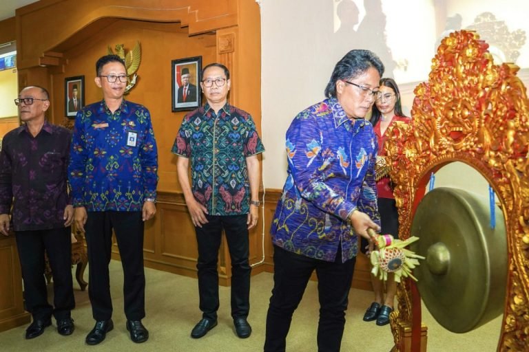Bupati Badung I Nyoman Giri Prasta didampingi Wabup Ketut Suiasa membuka Musrenbang RPJPD Kabupaten Badung di ruang Pertemuan Inspektorat, Puspem Badung, Selasa (28/5).
