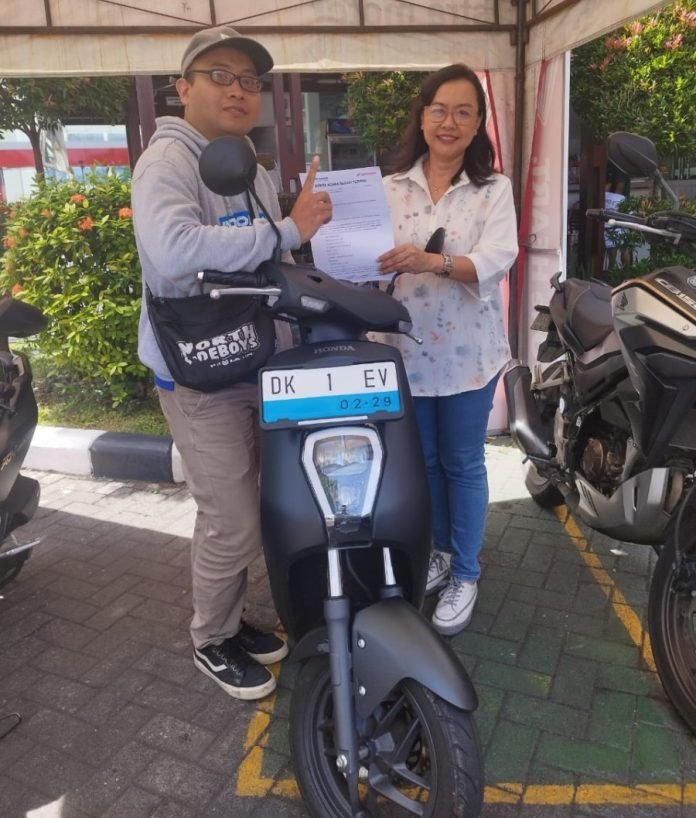 Pengalaman Mengendarai EM1 e Motor Listrik Pertama Honda