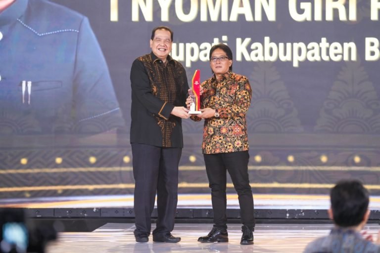 Bupati Badung, I Nyoman Giri Prasta menerima penghargaan dalam ajang CNN Indonesia Awards Bali 2024 di Grand Ballroom The Stone Hotel, Legian, Kuta, Senin (13/5).
