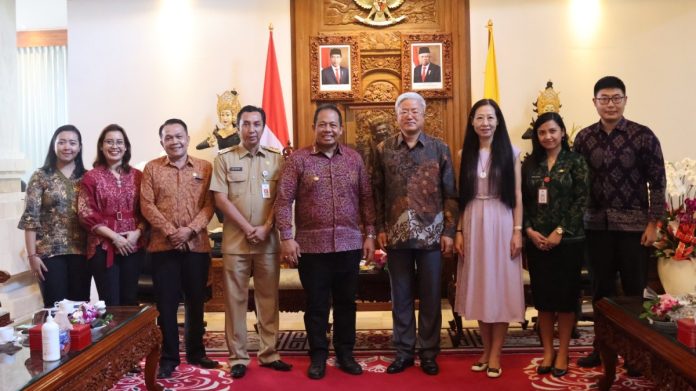 Penjabat (PJ) Gubernur Bali S. M. Mahendra Jaya menerima audiensi dari Konsul Jenderal Tiongkok Zhang Zhisheng di Jaya Sabha