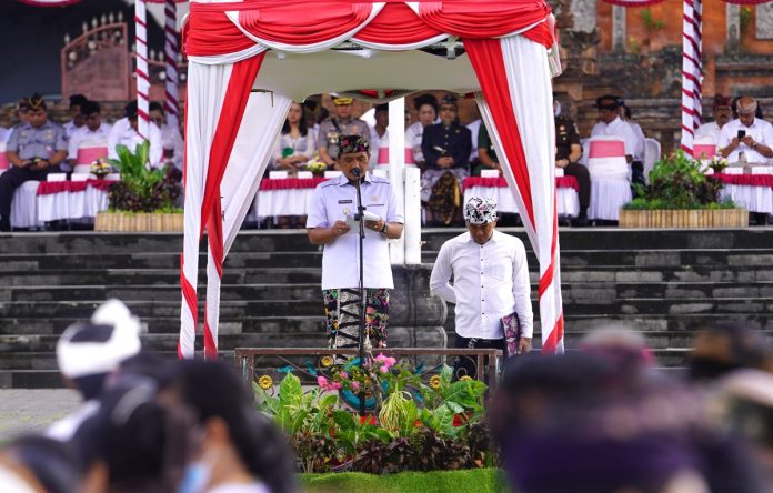 Penjabat (Pj) Bupati Klungkung, I Nyoman Jendrika saat memimpin Upacara Bendera dalam rangka memperingati Hari Kebangkitan Nasional ke-116