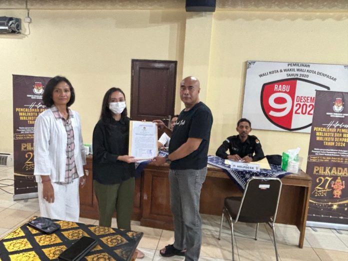 Penyerahan Berita Acara Rekapitulasi Penyerahan Dukungan Minimal Bakal Pasangan Calon Perseorangan Dalam Pemilihan Wali Kota dan Wakil Wali Kota Denpasar oleh KPU Kota Denpasar kepada Bawaslu Kota Denpasar disaksikan Ketua KPU Kota Denpasar Dewa Ayu Sekar Anggaraeni.