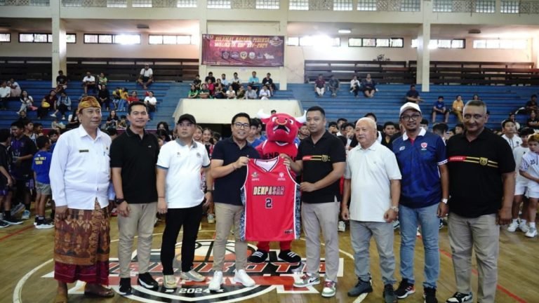 Perbasi Denpasar menggelar Kejuaraan Bola Basket Walikota Cup XIV Tahun 2024 yang dibuka Wakil Walikota Denpasar, I Kadek Agus Arya Wibawa ditandai dengan tip ball bersama peserta pertandingan yang dilaksanakan di GOR Ngurah Rai Denpasar, Kamis 2 Mei 2024