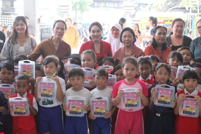 Peringati Hardiknas 2024, Pokja Bunda PAUD Kota Denpasar Bagikan Alat Mewarnai