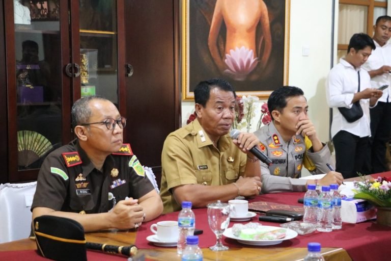 Pj Bupati Buleleng Dorong Percepatan Pensertipikatan Warga Eks Transmigran di Desa Sumberklampok