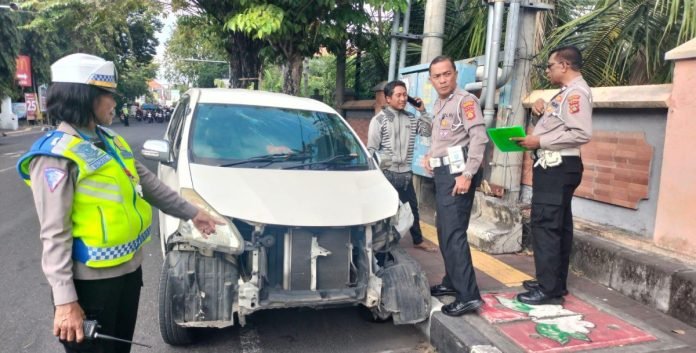 Polisi Tangani Kecelakaan Minibus yang Sebabkan Kemacetan di Depan Pasar Sanglah