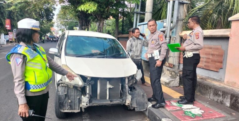 Polisi Tangani Kecelakaan Minibus yang Sebabkan Kemacetan di Depan Pasar Sanglah