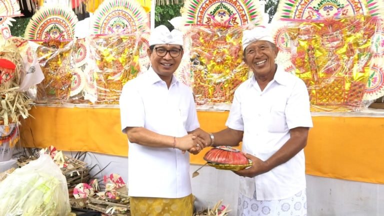 Sekda Adi Arnawa Nyaksiang Karya Ngenteg Linggih Pura Panti Prabu, Sobangan, Mengwi.