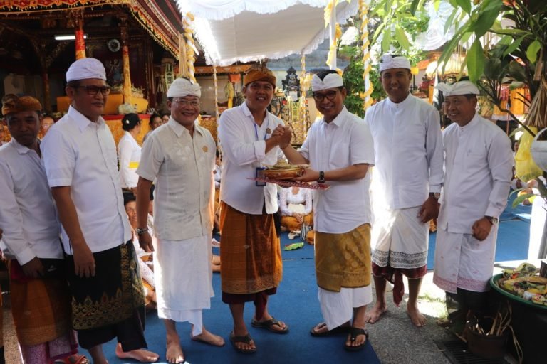 Sekda Adi Arnawa menghadiri piodalan di Pura Dadia Pasek Gaduh, lingkungan Celuk, Desa Adat Bualu, Kecamatan Kuta Selatan, Rabu 8 Mei 2024.