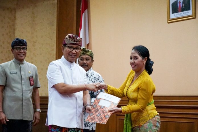 Sekda Adi Arnawa saat membuka Pembekalan Persiapan Pensiun dan Sosialisasi Ketaspenan di Ruang Kertha Gosana, Puspem Badung, Kamis 2 Mei 2024.