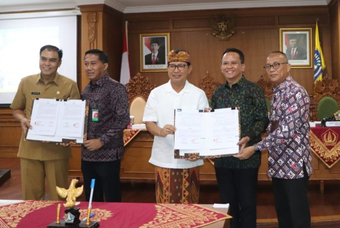 Sekda Badung I Wayan Adi Arnawa menandatangani MoU Sidi Kumbara di Puspem Badung, Senin 6 Mei 2024.