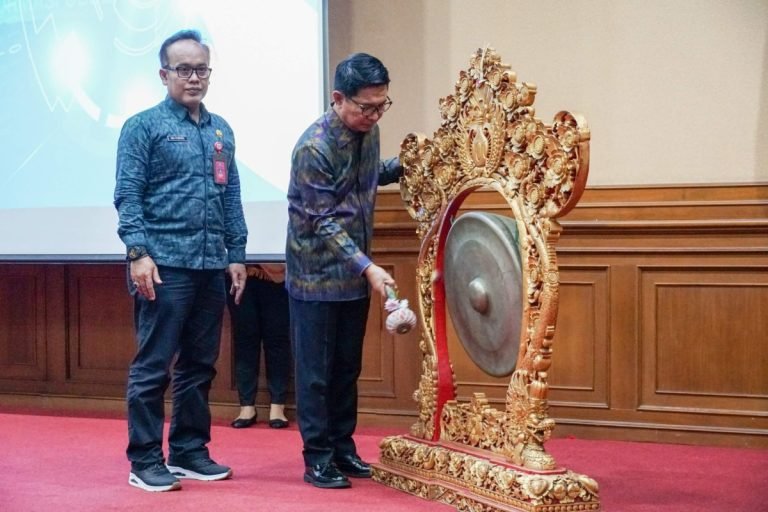 Sekda Badung Wayan Adi Arnawa membuka kegiatan Sosialisasi Barang Milik Daerah Tahun 2024 di Ruang Kertha Gosana, Puspem Badung, Jumat 3 Mei 2024.