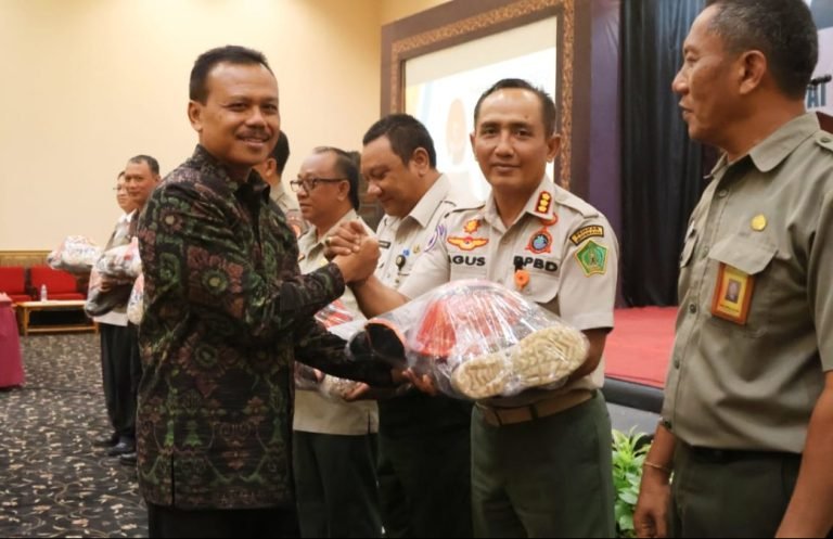 Sekda Dewa Indra saat membuka Rakorda Penanggulangan Bencana Provinsi Bali Tahun 2024
