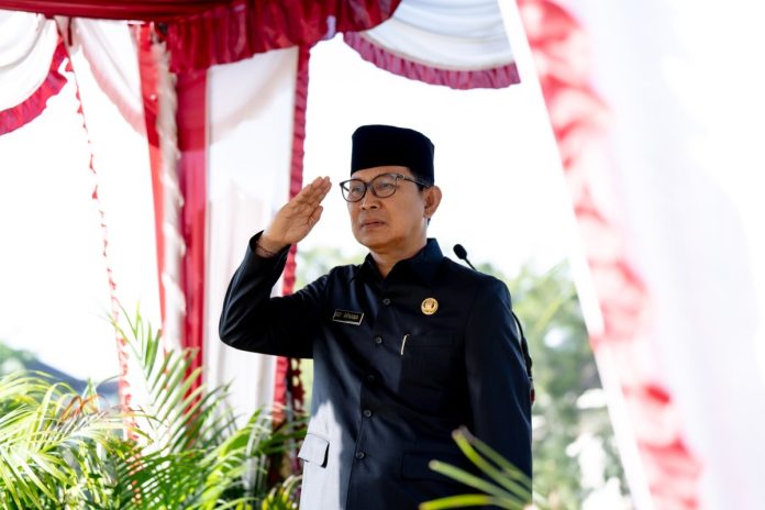 Sekda Adi Arnawa saat menjadi Inspektur upacara Hari Kebangkitan Nasional di Lapangan Puspem Badung, Senin (20/5).