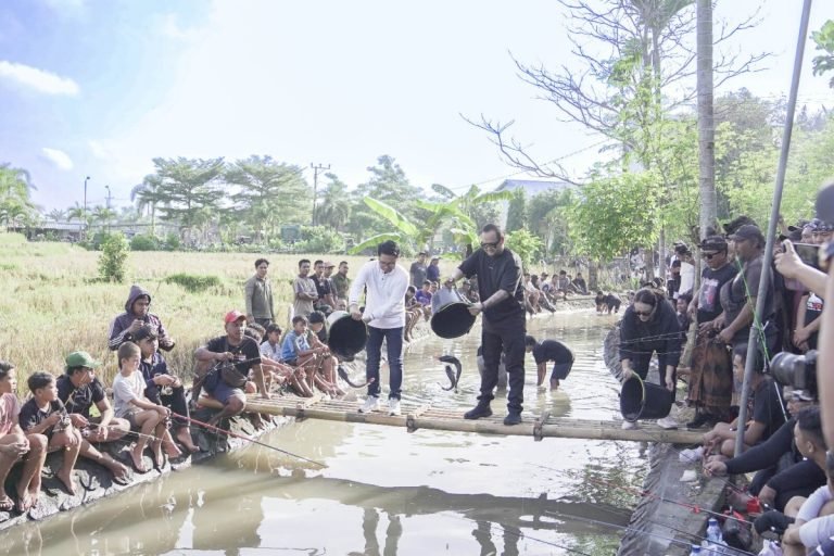 Sekda Badung I Wayan Adi Arnawa membuka lomba mancing air deras di aliran Sungai Babakan, Banjar Bucu, Desa Adat Tegal, Darmasaba Kec. Abiansemal, Minggu (12/5).