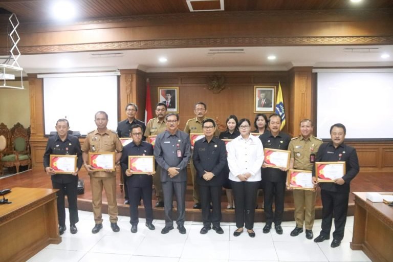 Sekda Adi Arnawa saat mewakili Bupati Badung saat Penyerahan Penghargaan Pelayanan Publik Tahun 2023 di Ruang Rapat Kriya Gosana, Senin (20/5).