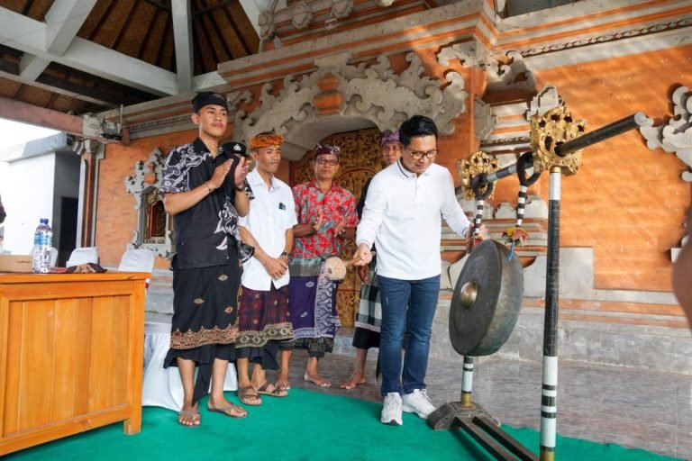 Sekda Adi Arnawa membuka Turnamen Ceki Generasi Muda Banjar Pande di Banjar Pande, Desa Abiansemal, Minggu (12/5).