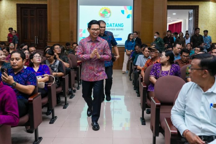 Sekda Wayan Adi Arnawa membuka acara Rapat Kerja Daerah Dewan Koperasi Indonesia Daerah Kabupaten Badung di Ruang Kertha Gosana, Puspem Badung, Jumat 24 Mei 2024