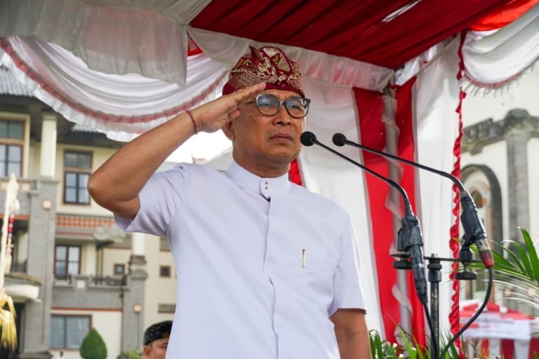 Sekda Wayan Adi Arnawa menjadi Inspektur Upacara saat apel Peringatan Hari Pendidikan Nasional di Lapangan Puspem Badung, Kamis 2 Mei 2024.