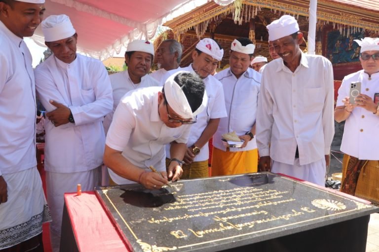 Sekda Wayan Adi Arnawa saat Tandatangani prasasti acara Pecaruan Balik Sumpah Madya, Mamungkah Ngenteg Linggih, Nila Pati dan Pedudusan Paibon Pasek Kubayan Menesa Kajanan, Desa Adat Kutuh, Rabu 8 Mei 2024.