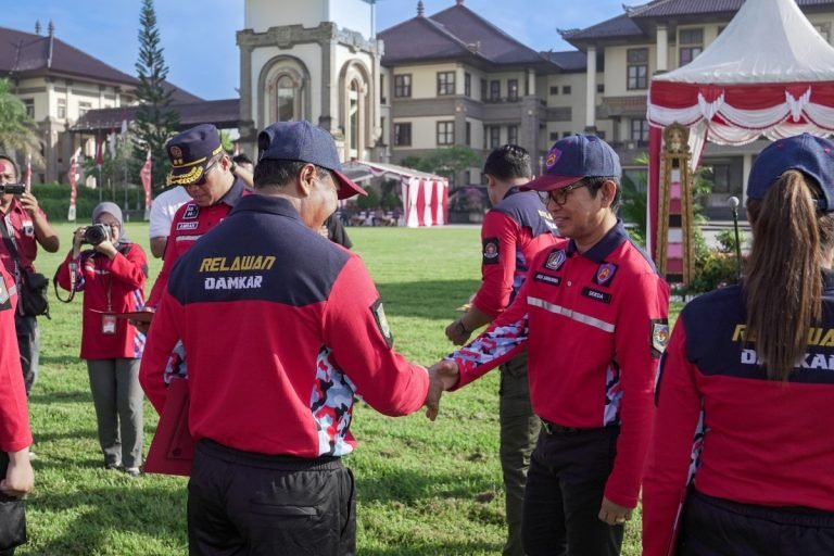 Sekda Wayan Adi Arnawa saat acara pengukuhan Relawan Pemadam Kebakaran sekaligus membuka Diklat bagi Pemadam Kebakaran Kualifikasi Pemadam I di Lapangan Puspem Badung, Selasa 30 April 2024.