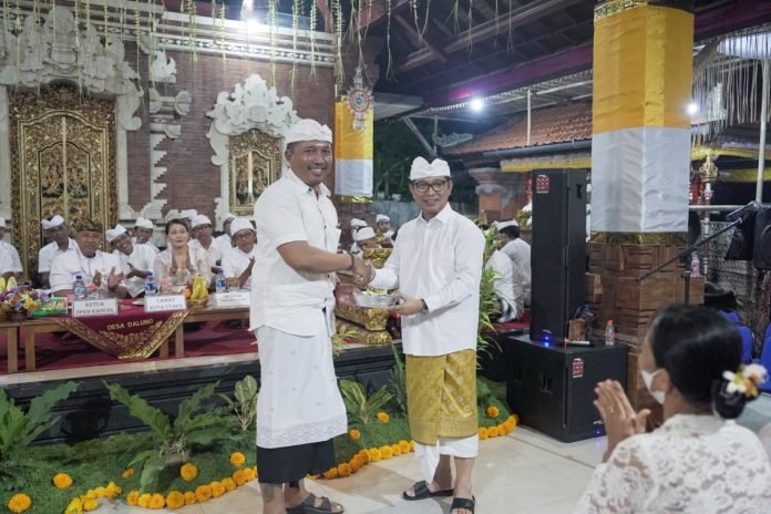 Sekda Wayan Adi Arnawa saat menghadiri Karya Ngenteg Linggih di Pura Sedan Penyarikan, Banjar Adat Cepaka, Desa Dalung, Kecamatan Kuta Utara, Selasa 21 Mei 2024.