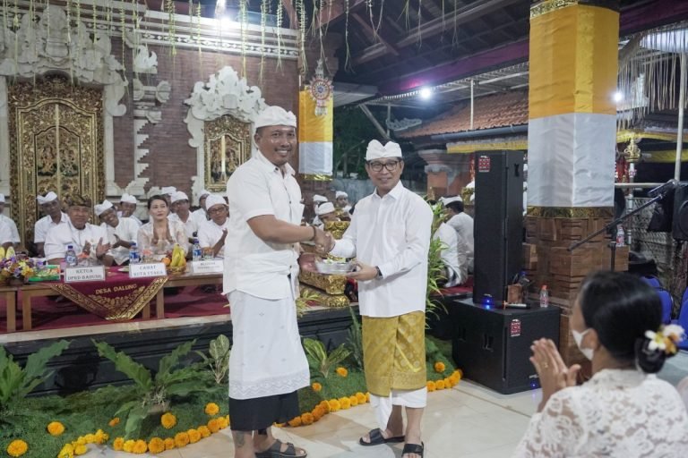 Sekda Wayan Adi Arnawa saat menghadiri Karya Ngenteg Linggih di Pura Sedan Penyarikan, Banjar Adat Cepaka, Desa Dalung, Kecamatan Kuta Utara, Selasa 21 Mei 2024.