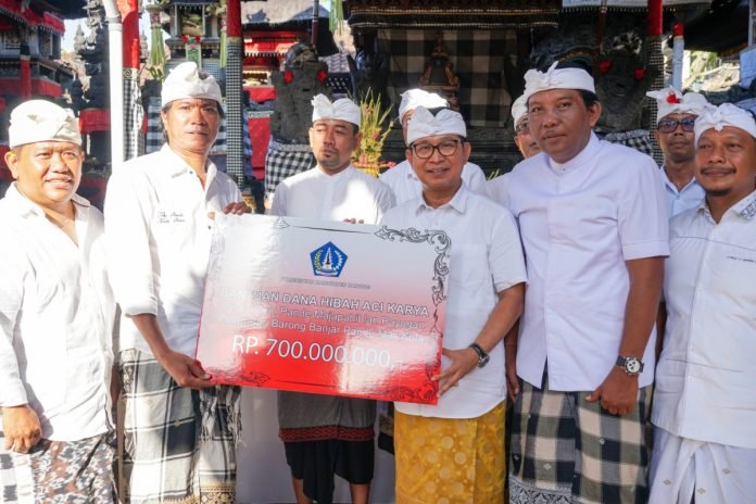 Sekda Wayan Adi Arnawa saat menghadiri acara Piodalan dan Mepunggel Barong (Perbaikan Barong) Pura Dalem Pande Majapahit Jalan Pantai Kuta Banjar Pande Mas Kuta Badung, Rabu 8 Mei 2024.