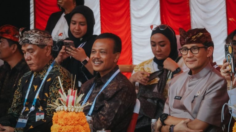 Sekretaris Daerah (Sekda) Provinsi Bali, Dewa Made Indra, mendampingi Menteri Pariwisata dan Ekonomi Kreatif (Menparekraf) RI, Sandiaga Uno dalam pembukaan Pawai Budaya Bali Street Carnival