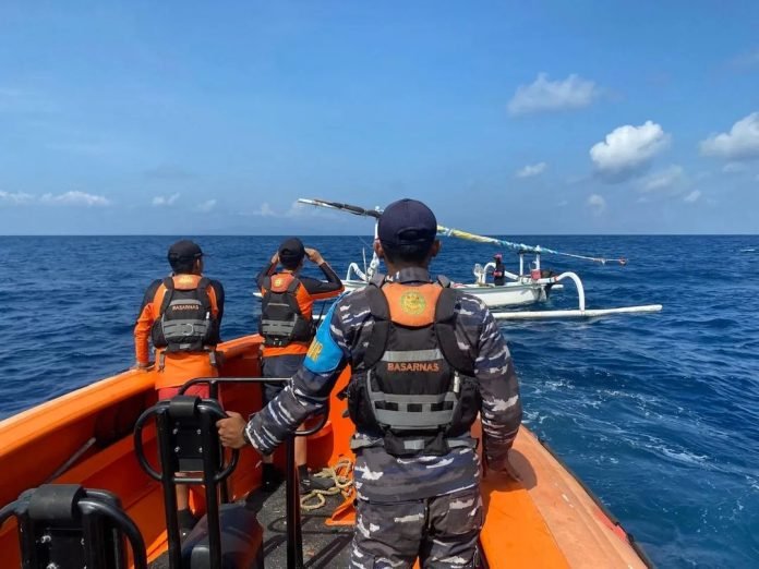 Seorang Nelayan Terjatuh di Selat Lombok, Tim SAR Lakukan Pencarian Intensif Seorang Nelayan Terjatuh di Selat Lombok, Tim SAR Lakukan Pencarian Intensif