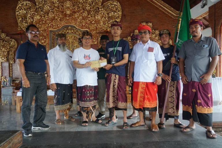Sekda Adi Arnawa membuka Turnamen Ceki Sekaa Taruna Tengah Gulingan di Gedung Serba Guna Banjar Tengah Kaler dan Banjar Tengah Kelod Desa Gulingan Kecamatan Mengwi Badung, Minggu (19/5).